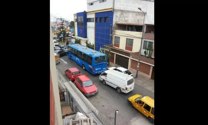 Barranco Captan A Bus Del Corredor Azul Circulando En Sentido