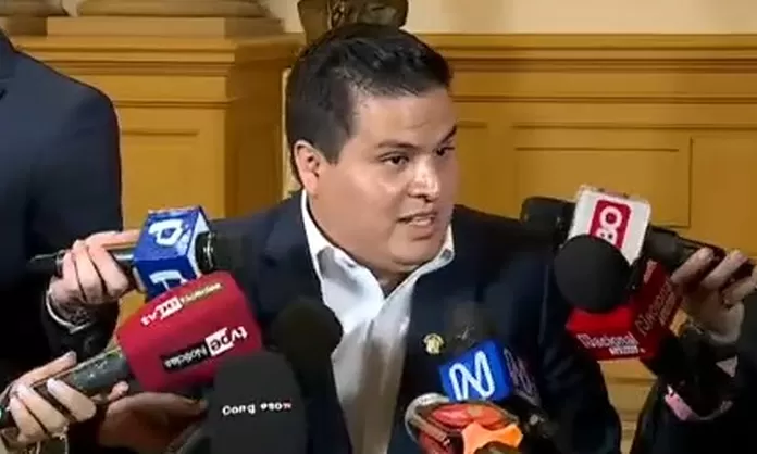 Diego Bazán En un acto desesperado lo que hace el presidente y el