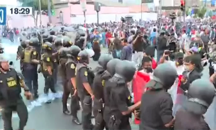 Enfrentamientos entre manifestantes y la policía en el Centro de Lima