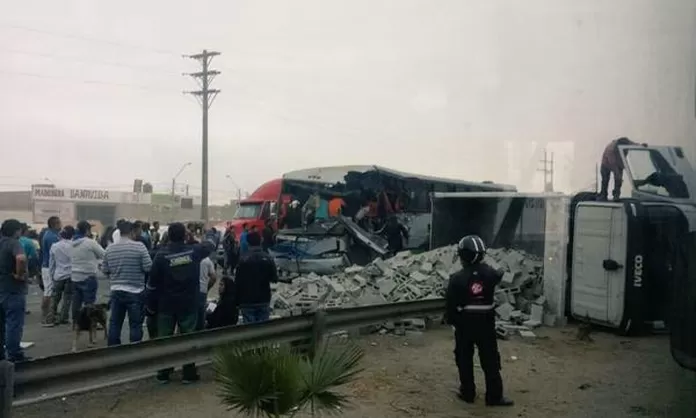 Panamericana Sur impactante choque entre camión y ómnibus deja varios