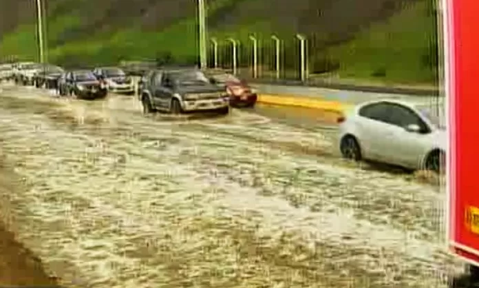 Costa Verde aniego por rotura de tubería causó caos vehicular en