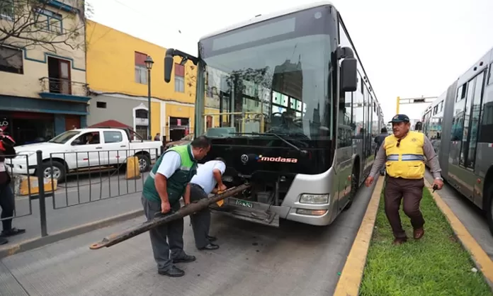 Pasajeros del Metropolitano quedaron varados en plena vía tras falla en