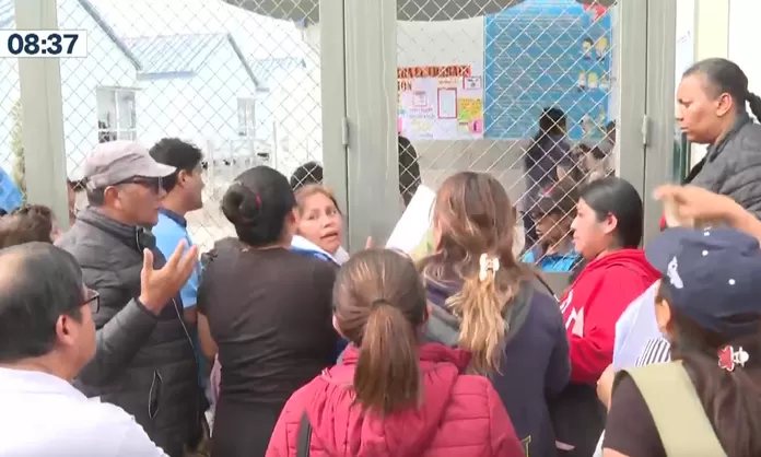 San Juan De Miraflores Padres Hacen Largas Filas Para Conseguir