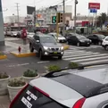 San Miguel: conductor de camioneta sube a la vereda para evitar semáforo