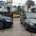 Taxi estacionado en vereda impide salida de vehículos