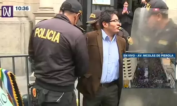 Video Alcalde Del Distrito De Ccapi Cusco Se Encaden Frente A La