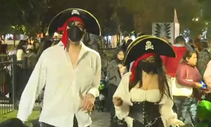 VIDEO Ciudadanos celebraron Halloween y día de la Canción de la