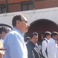 Ayacucho: profesores rechazan diálogo con Martín Vizcarra y le lanzan objetos