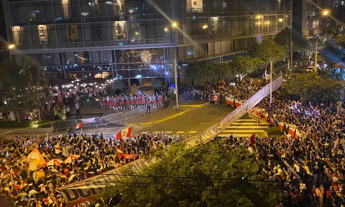 Perú vs Paraguay Hinchas realizan espectacular banderazo previo al