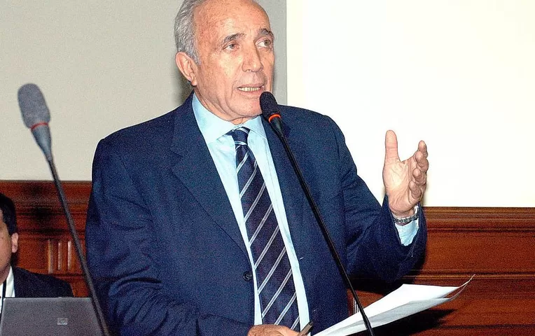 Congresista Guido Lombardi fue agredido durante entrevista EN VIVO