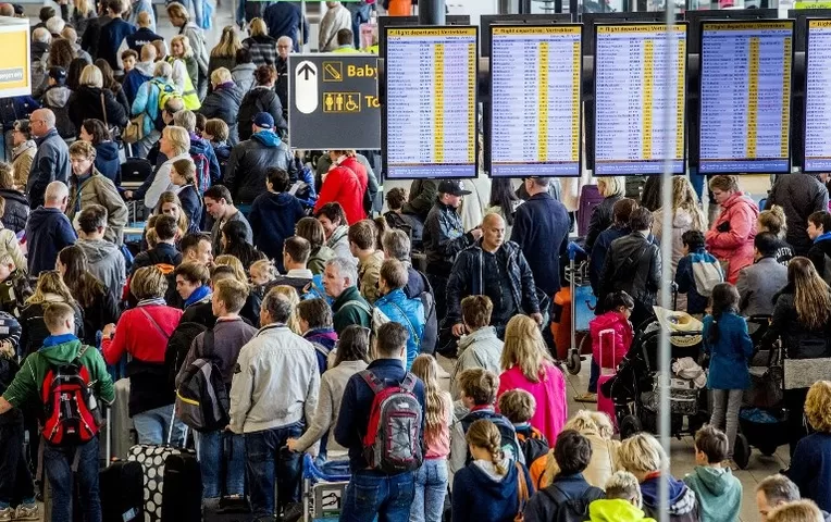 Desalojo parcial de aeropuerto por hombre armado — Ámsterdam Desalojo parcial de aeropuerto por hombre armado — Ámsterdam