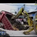 Iquitos: camión quedó atorado en agujero que apareció repentinamente