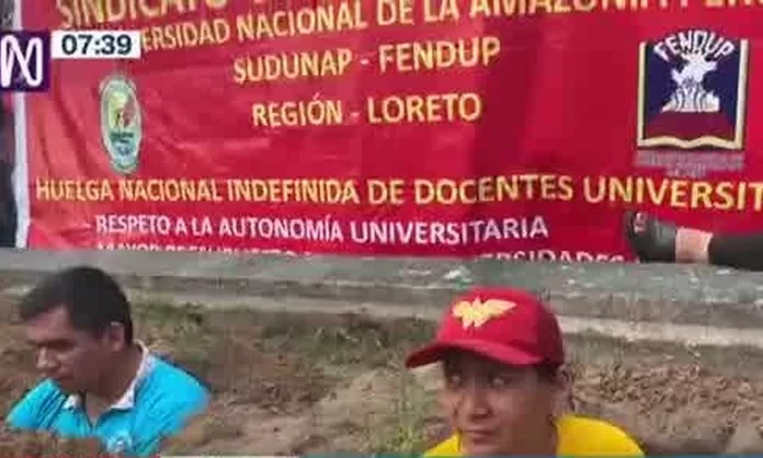 Iquitos Docentes de la UNAP se entierran en protesta por homologación