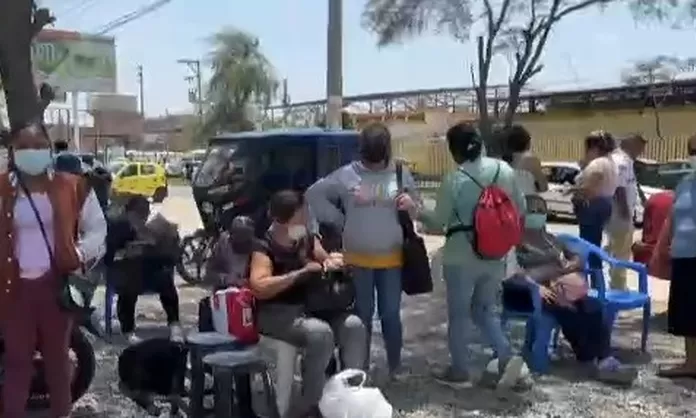 VIDEO Piura Familiares Acampan En Exteriores De Hospital Canal N