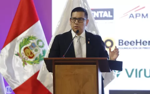 Contraloría inicia investigación por certificado del ministro Freddy Solano