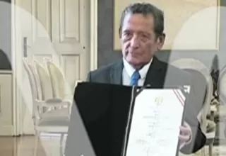 JNE entregó credencial como senador a Absalón Vásquez