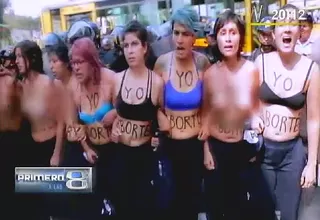 Activistas volvieron a protestar con el torso desnudo frente al Congreso