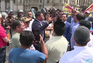 Alcaldes protestan en Palacio por obras paralizadas y falta de recursos