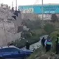 Arequipa: vehículos colisionaron a la altura de puente y uno cayó debajo del mismo