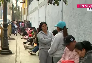 Padres formaron largas filas para conseguir vacante en colegio