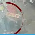 Registran instante en el que venezolano apuñala con una tijera a vigilantes de mercado