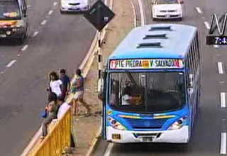 Atocongo: transportistas dejan a pasajeros en medio de la carretera