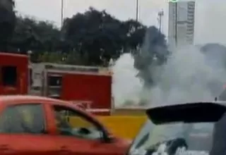 Vía Expresa: automóvil se incendió y generó congestión vehicular