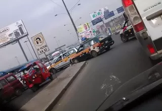 Autos giran en U en plena avenida del Rímac pese a restricción