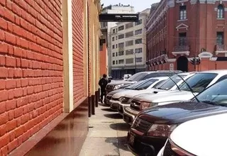 Autos invaden veredas para estacionarse frente a Universidad Villarreal