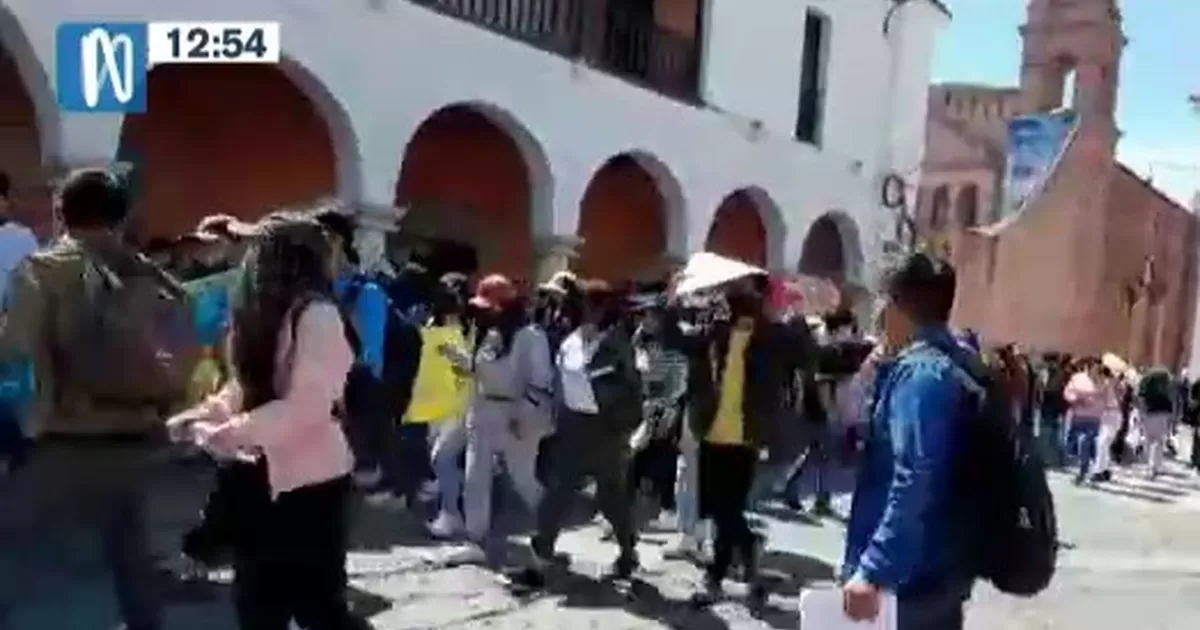 Ayacucho: Alumnos de la Universidad Nacional San Cristóbal llevan a cabo protesta