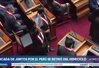 Bancada de Juntos por el Perú protestó en la toma de mando de Fujimori