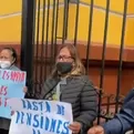 Barranca: jubilados se encadenan a parroquia