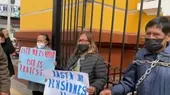 Barranca: jubilados se encadenan a parroquia - Noticias de barranca
