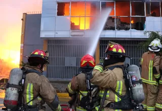 Bomberos atendieron 75 incendios en Lima en Año Nuevo