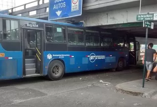 Bus del Corredor Azul se atoró debajo del puente de la avenida La Marina