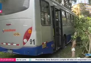 Bus de corredor azul se despista y choca contra un árbol en la avenida Arequipa