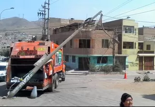 Camión de basura tumbó poste de luz en San Martín de Porres