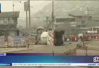 Camión cisterna se volcó en la avenida Revolución en Comas
