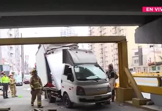 Camión impacta contra puente de la avenida Brasil
