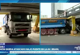 Camión queda atascado bajo puente en la avenida Brasil