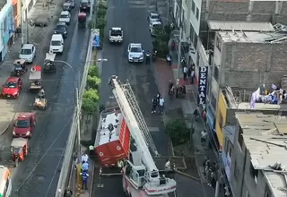 Un camión queda atrapado en un forado en la pista de El Agustino