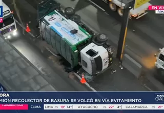 Camión recolector de basura volcado en la Vía de Evitamiento