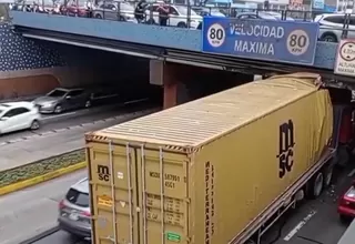 Camión terminó atascado en un puente de la Vía Expresa