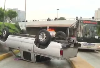 Camioneta del Congreso se volcó en vía del Metropolitano