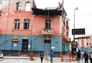 Casona incendiada en Plaza Dos de Mayo sigue poniendo en riesgo a peatones