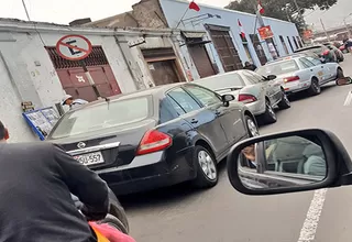 Centro de Lima: carros estacionan en lugar prohibido