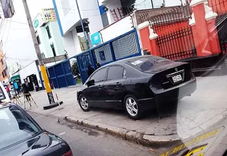 Centro de Lima: usuario reportó que un automóvil fue estacionado en la vereda