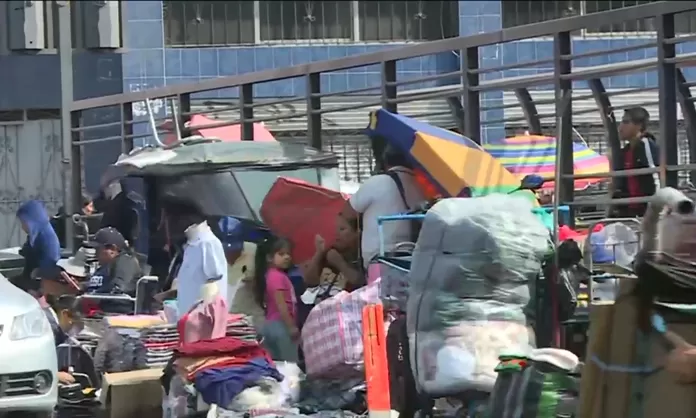 Cercado de Lima: Ambulantes invaden puente peatonal sobre la avenida ...
