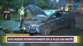 Cercado de Lima: Auto entró intempestivamente a la Plaza San Martín - Noticias de plaza-vea