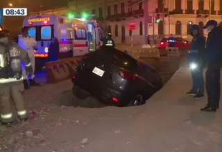 Cercado de Lima: Camioneta cayó en una zanja